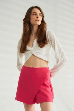 Een kledingmodel uit de groothandel draagt 44333 - Shorts - Fuchsia, Turkse groothandel Korte broek van Robin