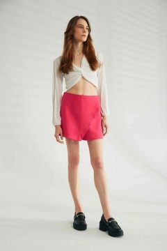 Ein Bekleidungsmodell aus dem Großhandel trägt 44333 - Shorts - Fuchsia, türkischer Großhandel Kurze Hose von Robin