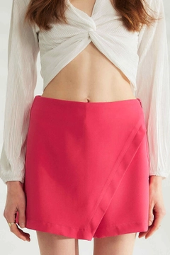 Bir model, Robin toptan giyim markasının 44333 - Shorts - Fuchsia toptan Şort ürününü sergiliyor.