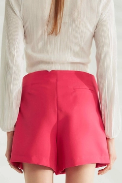 Una modella di abbigliamento all'ingrosso indossa 44333 - Shorts - Fuchsia, vendita all'ingrosso turca di Pantaloncini di Robin