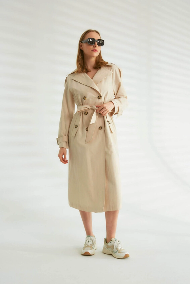 Ein Bekleidungsmodell aus dem Großhandel trägt 44346 - Trench Coat - Stone Color, türkischer Großhandel Trenchcoat von Robin