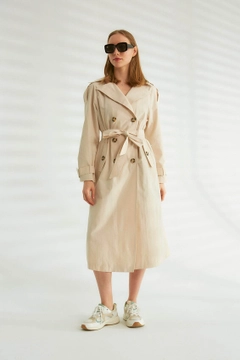 Een kledingmodel uit de groothandel draagt 44346 - Trench Coat - Stone Color, Turkse groothandel Trenchcoat van Robin