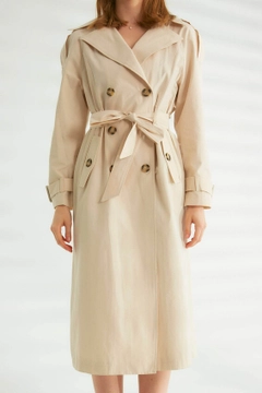 Una modella di abbigliamento all'ingrosso indossa 44346 - Trench Coat - Stone Color, vendita all'ingrosso turca di Impermeabile di Robin