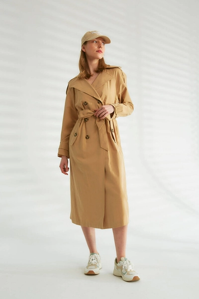 A model wears 44347 - Trench Coat - Light Camel, wholesale Trenchcoat of Robin to display at Lonca