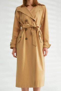 Bir model, Robin toptan giyim markasının 44347 - Trench Coat - Light Camel toptan Trençkot ürününü sergiliyor.