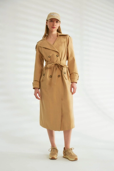 A model wears 44348 - Trench Coat - Light Camel, wholesale Trenchcoat of Robin to display at Lonca