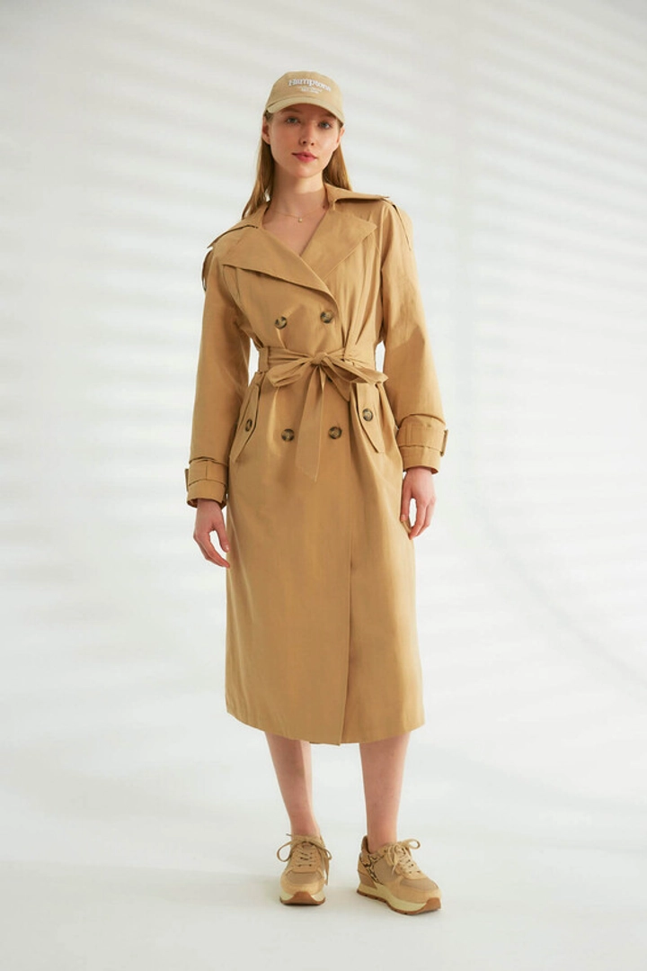 A wholesale clothing model wears 44348 - Trench Coat - Light Camel, Turkish wholesale Trenchcoat of Robin