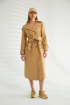 Bir model, Robin toptan giyim markasının 44348 - Trench Coat - Light Camel toptan Trençkot ürününü sergiliyor.