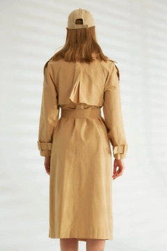 Bir model, Robin toptan giyim markasının 44348 - Trench Coat - Light Camel toptan Trençkot ürününü sergiliyor.
