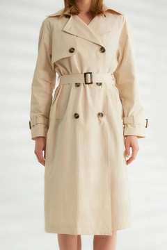 A wholesale clothing model wears 44340 - Trench Coat - Light Stone Color, Turkish wholesale Trenchcoat of Robin