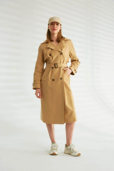 A model wears 44341 - Trench Coat - Light Camel, wholesale Trenchcoat of Robin to display at Lonca