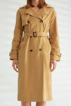 Bir model, Robin toptan giyim markasının 44341 - Trench Coat - Light Camel toptan Trençkot ürününü sergiliyor.