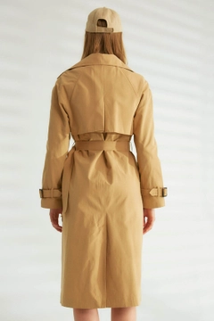 Bir model, Robin toptan giyim markasının 44341 - Trench Coat - Light Camel toptan Trençkot ürününü sergiliyor.