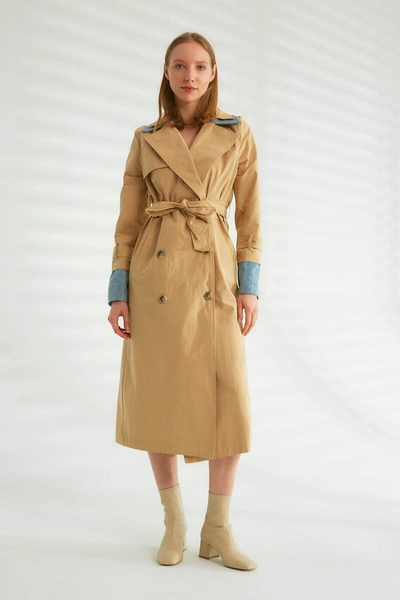 A model wears 44342 - Trench Coat - Camel, wholesale Trenchcoat of Robin to display at Lonca