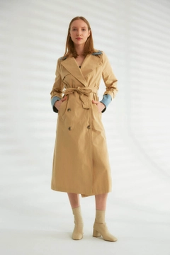 Ένα μοντέλο χονδρικής πώλησης ρούχων φοράει 44342 - Trench Coat - Camel, τούρκικο Καπαρντίνα χονδρικής πώλησης από Robin