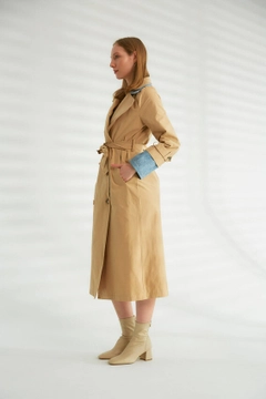 Bir model, Robin toptan giyim markasının 44342 - Trench Coat - Camel toptan Trençkot ürününü sergiliyor.