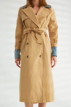 Bir model, Robin toptan giyim markasının 44342 - Trench Coat - Camel toptan Trençkot ürününü sergiliyor.