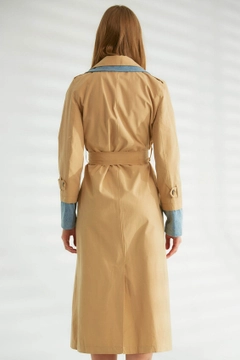 Een kledingmodel uit de groothandel draagt 44342 - Trench Coat - Camel, Turkse groothandel Trenchcoat van Robin