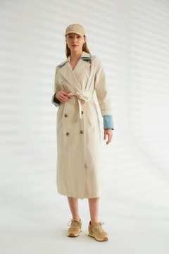 Bir model, Robin toptan giyim markasının 44343 - Trench Coat - Stone Color toptan Trençkot ürününü sergiliyor.