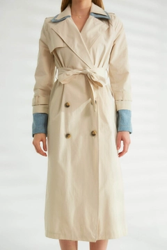 Un mannequin de vêtements en gros porte 44343 - Trench Coat - Stone Color, Trench-Coat en gros de Robin en provenance de Turquie
