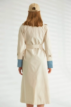 Ein Bekleidungsmodell aus dem Großhandel trägt 44343 - Trench Coat - Stone Color, türkischer Großhandel Trenchcoat von Robin