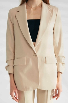 Bir model, Robin toptan giyim markasının 44362 - Jacket - Stone Color toptan Ceket ürününü sergiliyor.