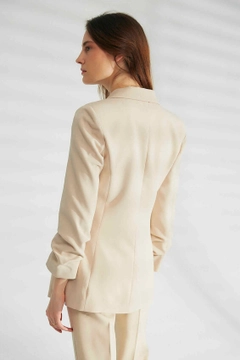 Bir model, Robin toptan giyim markasının 44362 - Jacket - Stone Color toptan Ceket ürününü sergiliyor.