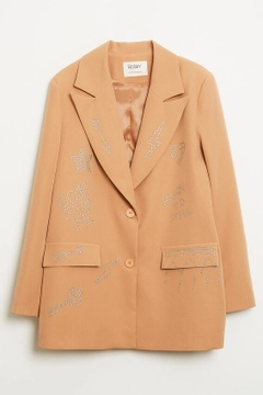 Bir model, Robin toptan giyim markasının 44375 - Jacket - Camel toptan Ceket ürününü sergiliyor.