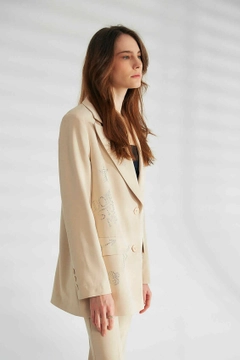 Bir model, Robin toptan giyim markasının 44376 - Jacket - Stone Color toptan Ceket ürününü sergiliyor.