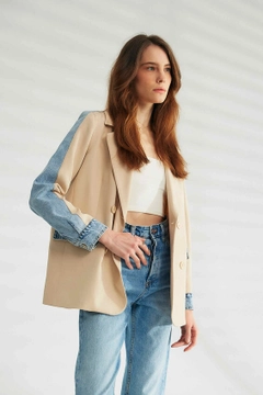 Bir model, Robin toptan giyim markasının 44382 - Jacket - Stone Color toptan Ceket ürününü sergiliyor.
