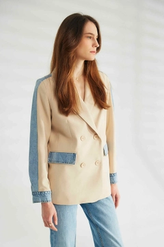 Ein Bekleidungsmodell aus dem Großhandel trägt 44382 - Jacket - Stone Color, türkischer Großhandel Jacke von Robin
