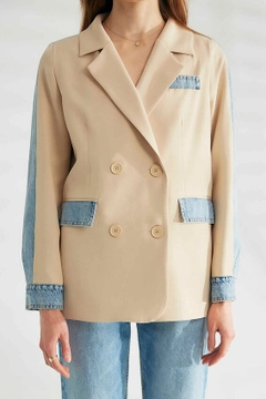 Una modella di abbigliamento all'ingrosso indossa 44382 - Jacket - Stone Color, vendita all'ingrosso turca di Giacca di Robin
