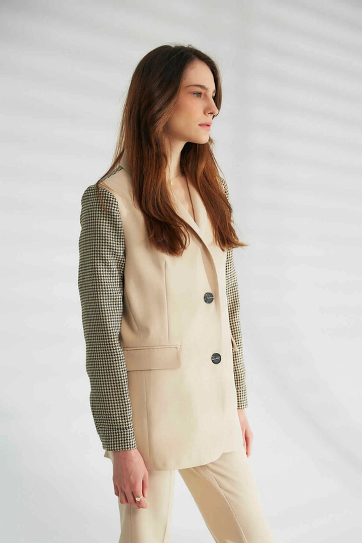Bir model, Robin toptan giyim markasının 44400 - Jacket - Stone Color toptan Ceket ürününü sergiliyor.