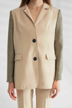 Een kledingmodel uit de groothandel draagt 44400 - Jacket - Stone Color, Turkse groothandel Jasje van Robin