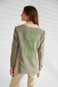 Una modella di abbigliamento all'ingrosso indossa 44400 - Jacket - Stone Color, vendita all'ingrosso turca di Giacca di Robin