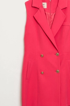 Bir model, Robin toptan giyim markasının 44420 - Jumpsuit - Fuchsia toptan Tulum ürününü sergiliyor.