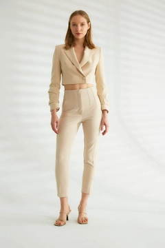 Bir model, Robin toptan giyim markasının 44423 - Jacket - Stone Color toptan Ceket ürününü sergiliyor.