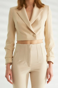 Bir model, Robin toptan giyim markasının 44423 - Jacket - Stone Color toptan Ceket ürününü sergiliyor.