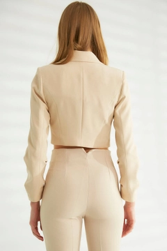 Ένα μοντέλο χονδρικής πώλησης ρούχων φοράει 44423 - Jacket - Stone Color, τούρκικο Μπουφάν χονδρικής πώλησης από Robin