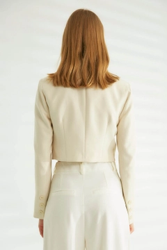Una modella di abbigliamento all'ingrosso indossa 44439 - Jacket - Stone Color, vendita all'ingrosso turca di Giacca di Robin
