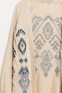 Bir model, Robin toptan giyim markasının 44455 - Kimono - Stone Color toptan Kimono ürününü sergiliyor.