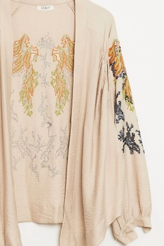 Een kledingmodel uit de groothandel draagt 44484 - Kimono - Stone Color, Turkse groothandel Kimono van Robin