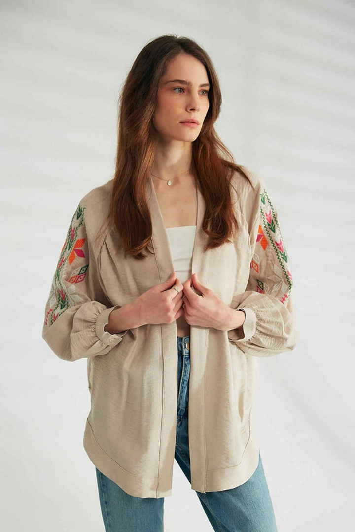 Ein Bekleidungsmodell aus dem Großhandel trägt 44486 - Kimono - Stone Color, türkischer Großhandel Kimono von Robin