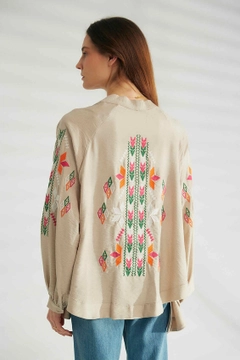 Ein Bekleidungsmodell aus dem Großhandel trägt 44486 - Kimono - Stone Color, türkischer Großhandel Kimono von Robin