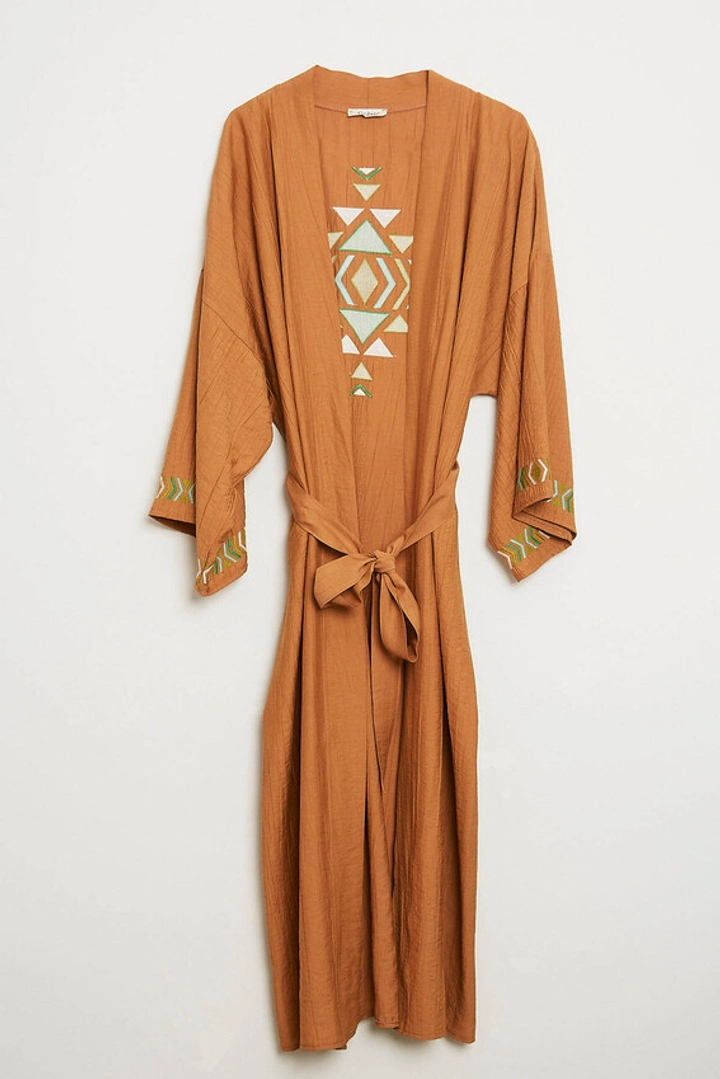 Bir model, Robin toptan giyim markasının 44575 - Kimono - Camel toptan Kimono ürününü sergiliyor.