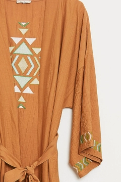 Bir model, Robin toptan giyim markasının 44575 - Kimono - Camel toptan Kimono ürününü sergiliyor.