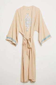 Bir model, Robin toptan giyim markasının 44576 - Kimono - Stone Color toptan Kimono ürününü sergiliyor.