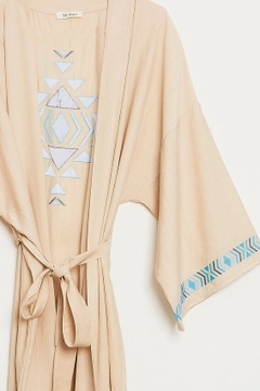 Una modella di abbigliamento all'ingrosso indossa 44576 - Kimono - Stone Color, vendita all'ingrosso turca di Kimono di Robin