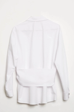 Bir model, Robin toptan giyim markasının 44570 - Shirt - White toptan Gömlek ürününü sergiliyor.