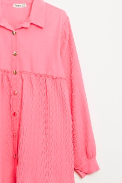 Una modella di abbigliamento all'ingrosso indossa 44582 - Shirt - Fuchsia, vendita all'ingrosso turca di Camicia di Robin